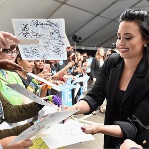 💛 RARE Demi Lovato Autographed Promo — AUTHENTIC VTG DEMI LOVATO AUTOGRAPH